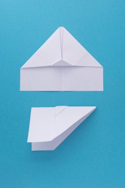 Kağıttan beyaz bir uçağın montaj prosedürü. Origami. Yaratılış.