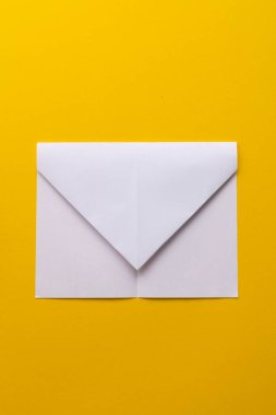 Kağıttan beyaz bir uçağın montaj prosedürü. Origami. Yaratılış.