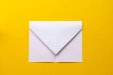 Kağıttan beyaz bir uçağın montaj prosedürü. Origami. Yaratılış.