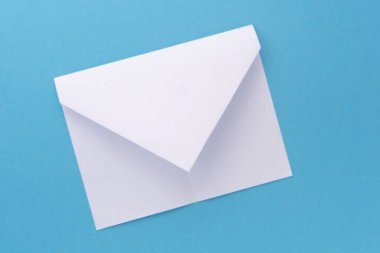 Kağıttan beyaz bir uçağın montaj prosedürü. Origami. Yaratılış.