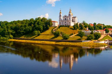 Vitebsk, Belarus - 18 Temmuz 2020: Tepedeki ve Kutsal Ruh Manastırı ve Batı Dvina Nehri 'ndeki Hüküm Katedrali.