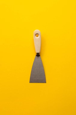 Boya işi için bir araç. Spatula. Tamir edilecek bir şey. Spatulalı bir inşaatçının üst görünümü