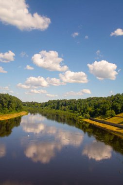 River Western Dvina Vitebsk 'in merkezinde. Nehrin uzunluğu 1000 km 'den fazladır. Vitebsk, Belarus
