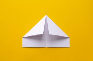 Beyaz kağıt bir gemi için montaj prosedürü. Origami. Yaratık.