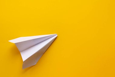 Kağıttan beyaz bir uçağın montaj prosedürü. Origami. Yaratılış.