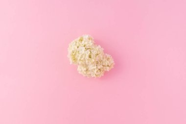 Çiçek kompozisyonu. Pembe arka planda beyaz küçük çiçekler. Anneler günü, sevgililer günü, doğum günü, bahar, yaz konsepti. Düz konum, üst görünüm, kopyalama alanı