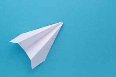 Kağıttan beyaz bir uçağın montaj prosedürü. Origami. Yaratılış.