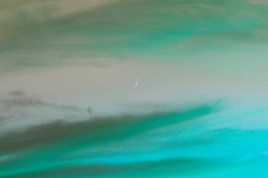 Doğal gün batımı. Bulutlu, parlak, dramatik gökyüzü. Beyaz Rusya 'nın kırsal kesiminde. Gün batımında resim gibi renkli gökyüzü.