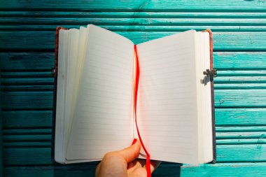 Kadın ellerinde boş bir defter. planlama ve yeni yaşam konsepti