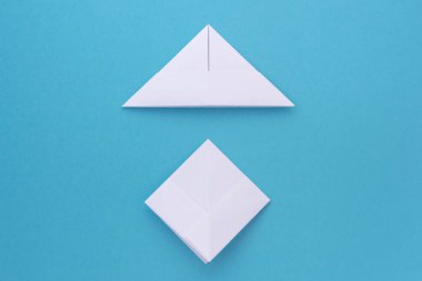 Beyaz kağıt bir gemi için montaj prosedürü. Origami. Yaratık.