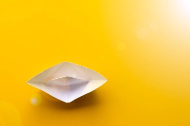 Beyaz kağıt bir gemi için montaj prosedürü. Origami. Yaratık.