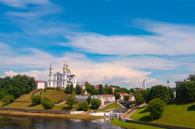 Vitebsk, Belarus - 21 Temmuz 2020: Tepedeki Assumption Katedrali ve Kutsal Ruh Manastırı ve pofuduk beyaz bulutlu güzel mavi gökyüzü manzarası. Vitebsk, Belarus
