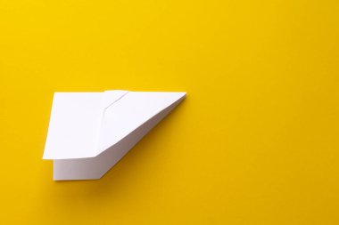 Kağıttan beyaz bir uçağın montaj prosedürü. Origami. Yaratılış.