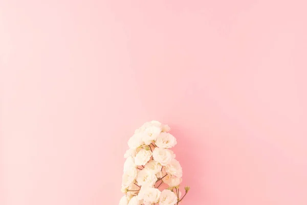 Composição Flores Pequenas Rosas Brancas Fundo Rosa Dia Das Mães — Fotografia de Stock