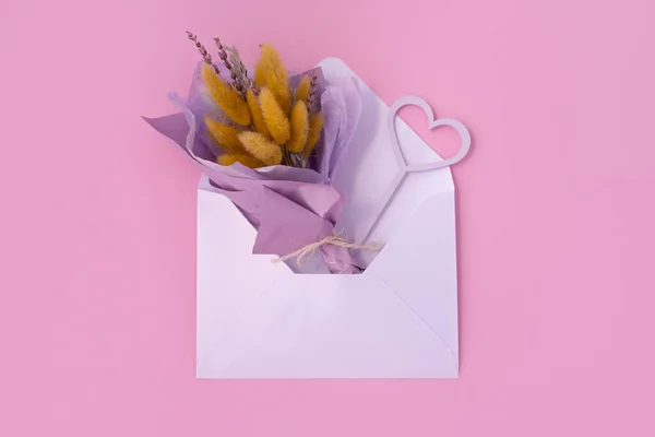 Paars Veld Lente Bloemen Een Envelop Een Pastel Roze Achtergrond — Stockfoto