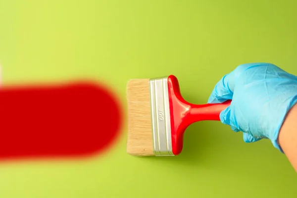 Mano Femenina Con Guantes Azules Sostiene Pincel Rojo Para Pintar — Foto de Stock