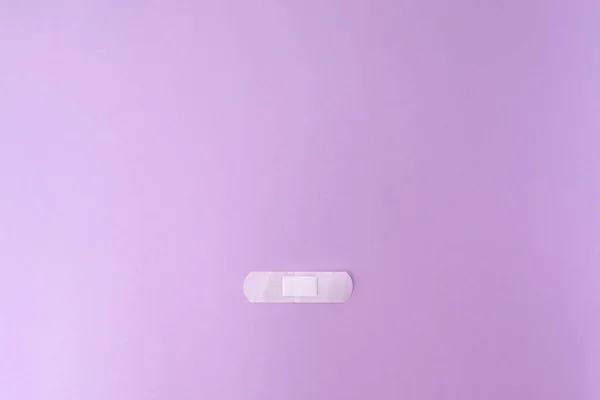 Медицинское Оборудование Клеевая Штукатурка Изолированная Фиолетовом Фоне — стоковое фото