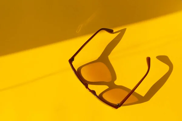 Γυαλιά Ηλίου Κίτρινο Φόντο Μεγάλη Σκιά Επίπεδη Lay Χρώμα Έννοια — Φωτογραφία Αρχείου