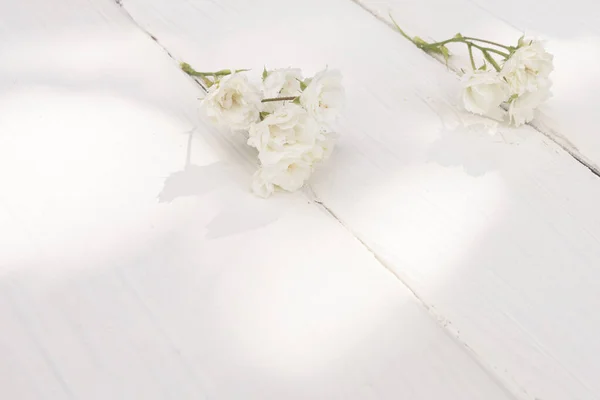 Ramita de rosas blancas sobre fondo de madera blanca. Feliz Cumpleaños. tarjeta de felicitación para San Valentín, Mujeres, Día de las Madres. Invitación boda. — Foto de Stock