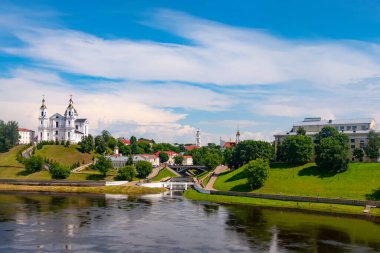 Vitebsk, Belarus - 21 Temmuz 2020: Tepedeki ve Kutsal Ruh Manastırı 'ndaki Hüküm Katedrali ve pofuduk beyaz bulutlu güzel mavi gökyüzü manzarası