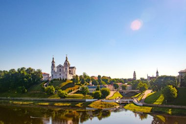 Vitebsk, Belarus - 18 Temmuz 2020: Tepedeki ve Kutsal Ruh Manastırı ve Batı Dvina Nehri 'ndeki Hüküm Katedrali.