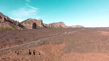 Havadan çekim. Kanarya Adaları, Teide yanardağı. Milli park. Alp yol çöl vadi otomobillerde dağlar kırmızı ve mavi gökyüzü arka plan üzerinde sürme ile. Kolonizasyon kavramı ve