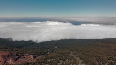 Hava atış. Yayla yeşil orman. Ön planda Dağı nın renkte kırmızı tepedir. Bulutların üstünde uçan. Hareketi geri döndü. Mars ve doğa koruma kolonizasyon kavramı