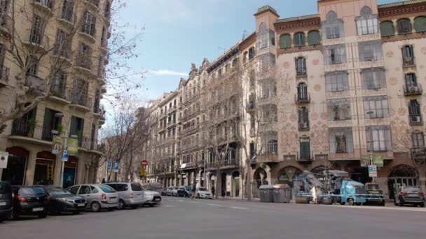 BARCELONA, SPAIN - FEBRUARY 2019. Persimpangan di pusat Barcelona, Catalunya. Dalam bingkai ada lampu lalu lintas, rumah yang indah dengan pemotong, peralatan konstruksi dan tempat sampah — Stok Video