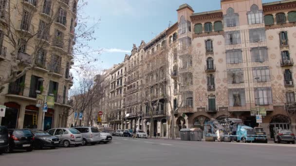 Barcelona, Spanje - februari 2019. Kruispunt in het centrum van Barcelona, Catalonië. Er is in het frame een verkeerslicht, een mooi huis met scharen, Bouwmachines en vuilnisbakken — Stockvideo