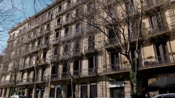 Panorama Shot Balkon Het Huis Barcelona Waar Vlag Van Catalonië — Stockvideo