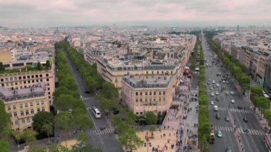 Görünümü tarihi merkezinde, Avenue Champs-Elysees Paris, Fransa, ağır çekim ve köşedeki ev. Cityscape arabalar yolda. Triumph arch vurdu.