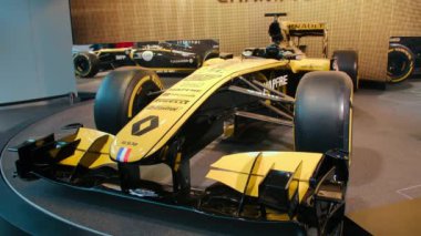 Paris, Fransa - 08 Ağustos 2018: Sarı araba Renault şirketinin sergi olarak Formula 1