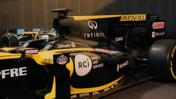 PARÍS, FRANCIA - 08 AGOSTO 2018: Coche amarillo de Fórmula 1 en el pabellón de exposición de la empresa Renault — Vídeo de stock