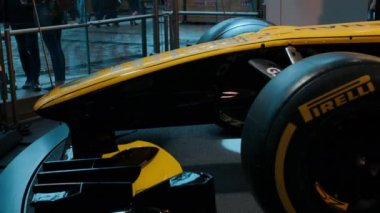Paris, Fransa - 08 Ağustos 2018: Sarı araba Renault şirketinin sergi olarak Formula 1