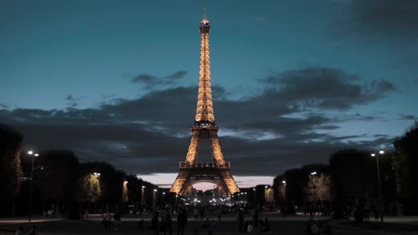 PARÍS, FRANCIA - 08 DE AGOSTO DE 2018: Torre Eiffel en el centro de la capital. Vista desde el campo de Marte. Buenas noches, la iluminación está encendida. — Vídeos de Stock