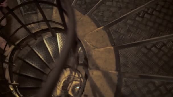 Vue panoramique d'un haut escalier en colimaçon par le haut. Concentrez-vous sur l'avant de l'escalier. Le concept d'un avenir inconnu .