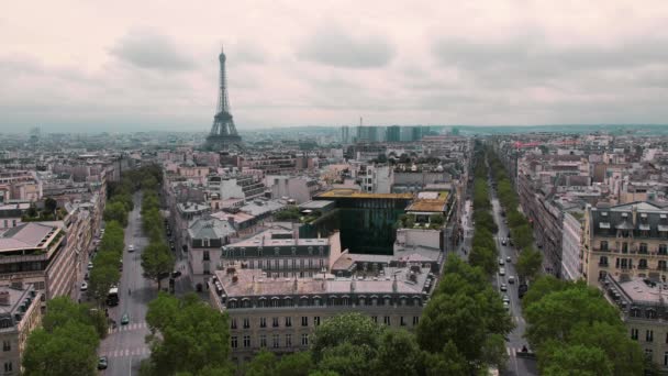Pohled shora na Eiffelovu věž a střech hlavního města. Paříž, Francie Zpomalený pohyb. Panoráma města aut na silnici. Záběr z vítězný oblouk — Stock video