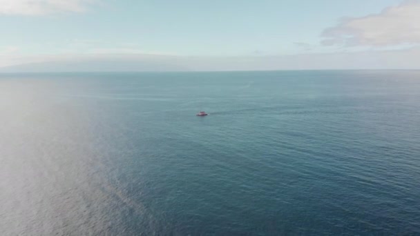 Disparo aéreo. Yate de vela solitario en el océano. El concepto de soledad. Islas Canarias, Tenerife — Vídeos de Stock