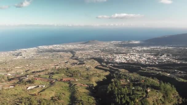 Hava atış. Milli park sıradışı doğası. İspanya, Kanarya Adaları, Tenerife. Dağ silsilesi. Arka planda, gökyüzü ve okyanus bulutlar zemin karşı büyük bir krater var. İçinde — Stok video