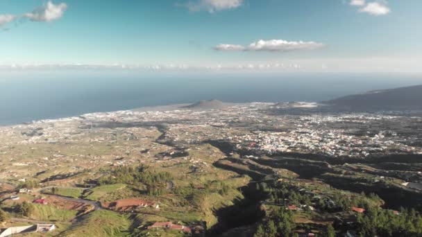 Colpo aereo. Natura insolita del parco nazionale. Spagna, Isole Canarie, Tenerife. Catena montuosa. Sullo sfondo si trova un grande cratere sullo sfondo dell'oceano, cielo e nuvole. Nel — Video Stock