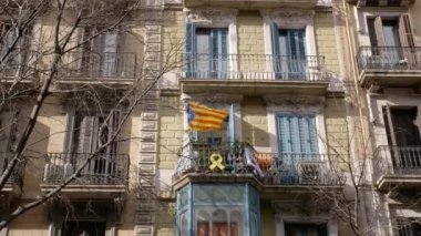 Barcelona, İspanya - Şubat 2019. Orta atış. Barcelona'da Katalonya ve sarı protesto teyp bayrağı yerleştirildiği ev balkonda. Bölücülük ve dekolmanı İspanya'dan kavramı