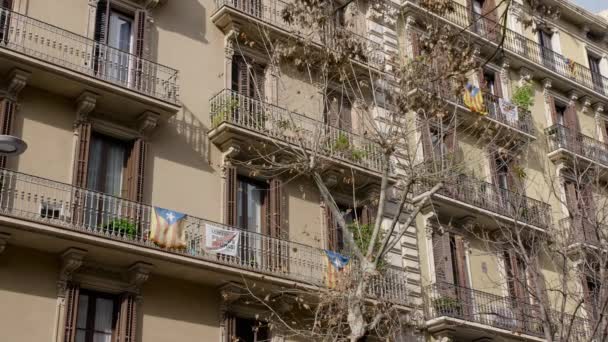 BARCELONA, SPAGNA - FEBBRAIO 2019 Casa a Barcellona con balconi su cui sono le bandiere della Catalogna e manifesti di protesta. Il concetto di separatismo e distacco dalla Spagna in Catalogna. Il — Video Stock