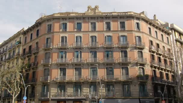 バルセロナ、スペイン - 2019年 2 月.バルセロナの中心部の典型的な家は。カタルーニャ。スローモーション — ストック動画