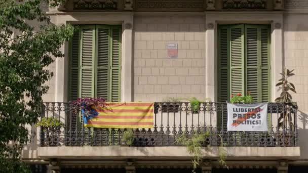 Barcelona, İspanya - Şubat 2019. Yakın çekim. Barcelona'da Katalonya ve protesto posterler bayrakları yerleştirildiği müesseseden kapalı panjurlar ile balkon. Bölücülük ve dekolmanı kavramı — Stok video