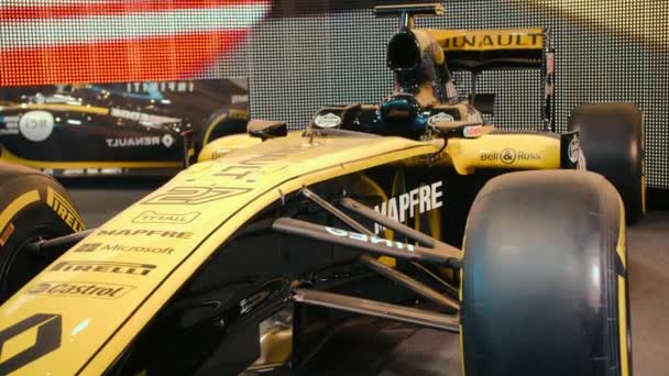 PARIS, FRANÇA - AGOSTO 08, 2018: Carro amarelo da Fórmula 1 no pavilhão de exposições da empresa Renault — Vídeo de Stock