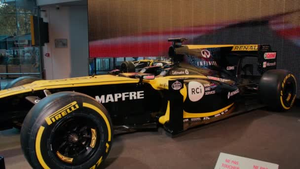 PARIS, FRANCE - AUGUST 08, 2018: Yellow car of Formula 1 in the exhibition pavilion of the company Renault — Stock Video