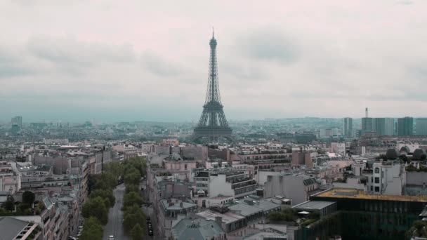 Vista superior da Torre Eiffel e dos telhados da capital. Paris, França Movimento Lento. Carros Cityscape na estrada. Tiro do arco do triunfo — Vídeo de Stock