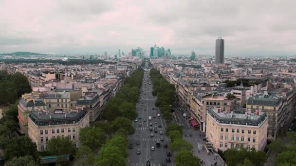 Vista de cima, nos telhados e distrito de negócios de La Defense Paris, França Slow Motion. Carros Cityscape na estrada. Tiro do arco do triunfo — Vídeo de Stock