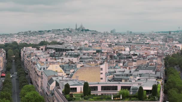 Nézd meg felülről, a tetőn a Montmartre bohém negyedében. Paris, Franciaország-lassú mozgás. Városképet gazdagító épületnek szánták autók az úton. Lövés a Diadalív. közelről — Stock videók