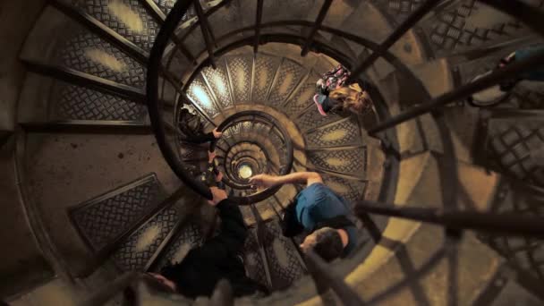 Persone irriconoscibili turisti salire l'alta scala a chiocciola. Aggrappati alla ringhiera con le mani. Il concetto di crescita aziendale con ostacoli. vista dall'alto rallentatore — Video Stock